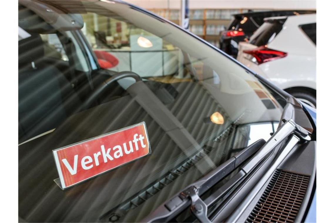 Absturz auf dem deutschen Automarkt vorerst gestoppt Ein Schild mit der Aufschrift „Verkauft“ steht in einem Fahrzeug bei einem Autohändler. Foto: Patrick Pleul/dpa-Zentralbild/dpa