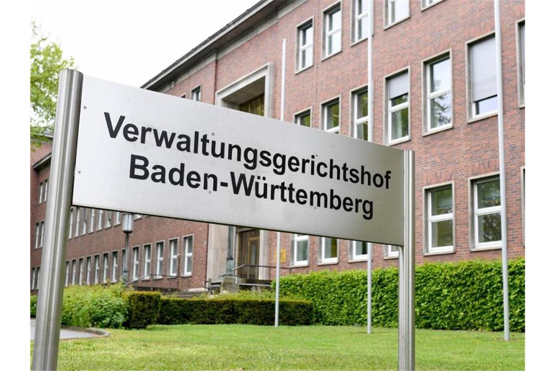 Campingplatzbetreiber klagen gegen Verbot von Dauercamping Ein Schild mit der Aufschrift „Verwaltungsgerichtshof Baden-Württemberg“ vor dem Gerichtsgebäude. Foto: Uwe Anspach/dpa/Archivbild