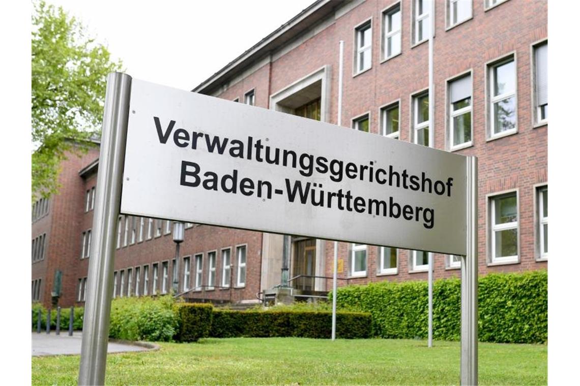 Ein Schild mit der Aufschrift „Verwaltungsgerichtshof Baden-Württemberg“ steht vor dem Gebäude. Foto: Uwe Anspach/dpa