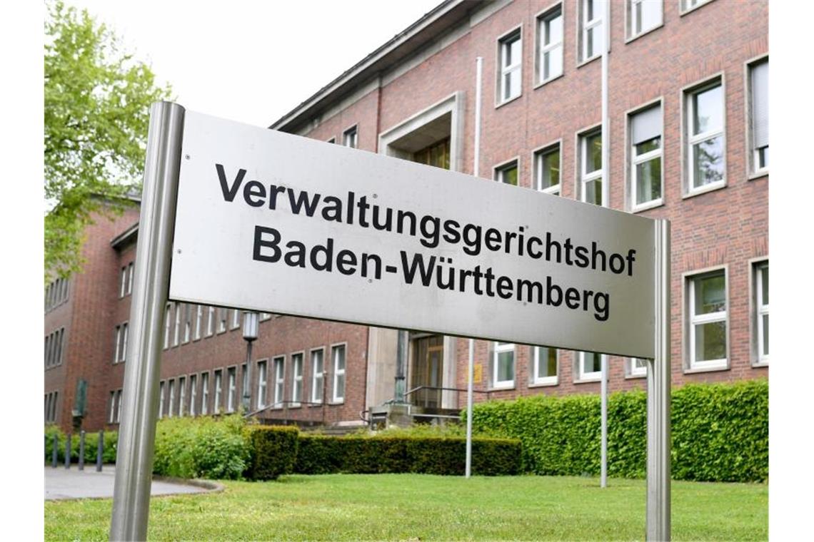 Gericht: Fahrverbote müssen in Luftreinhalteplan Ein Schild mit der Aufschrift „Verwaltungsgerichtshof Baden-Württemberg“ steht vor dem Gebäude. Foto: dpa