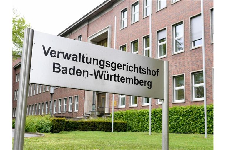 Ein Schild mit der Aufschrift „Verwaltungsgerichtshof Baden-Württemberg“ steht vor dem Gebäude. Foto: dpa