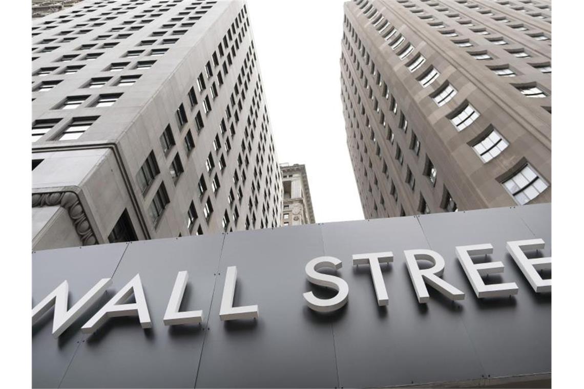Wirtschaftsoptimismus hilft den Standardwerten an US-Börsen Ein Schild mit der Aufschrift „Wall Street“ hängt an der Fassade der New Yorker Börse. Foto: Mark Lennihan/AP/dpa