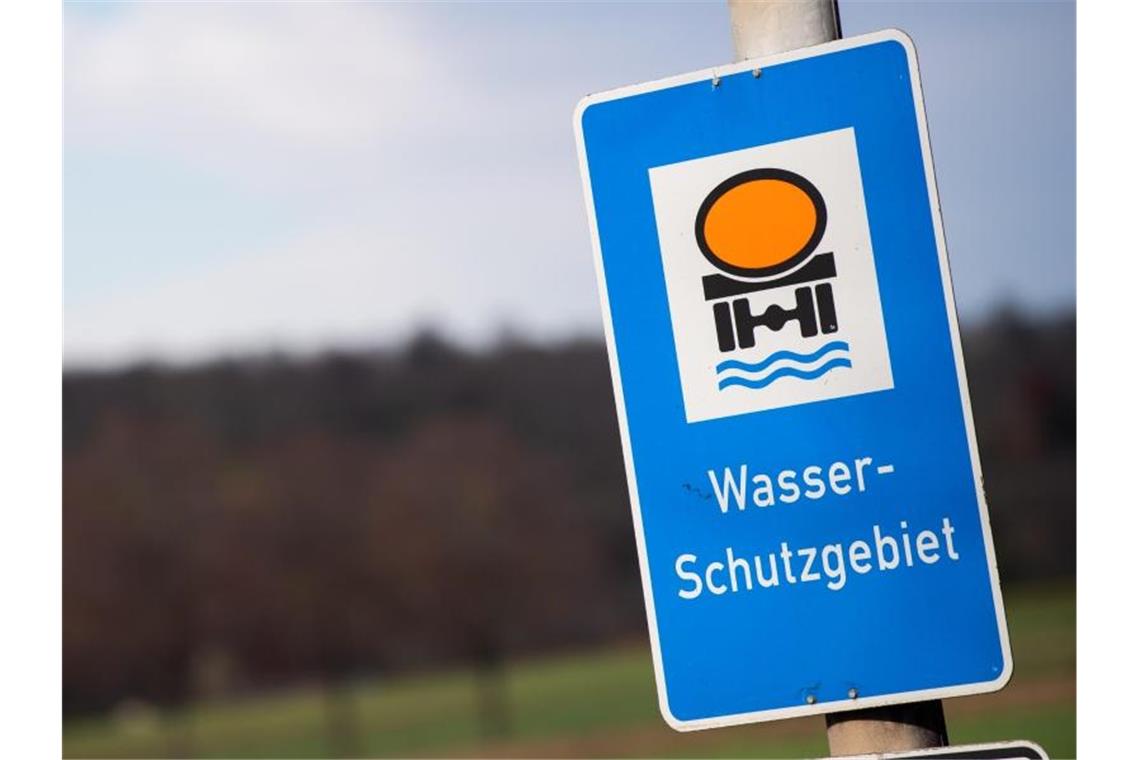 Ein Schild mit der Aufschrift "Wasser-Schutzgebiet" steht bei Kirchheim unter Teck. Foto: Tom Weller/dpa