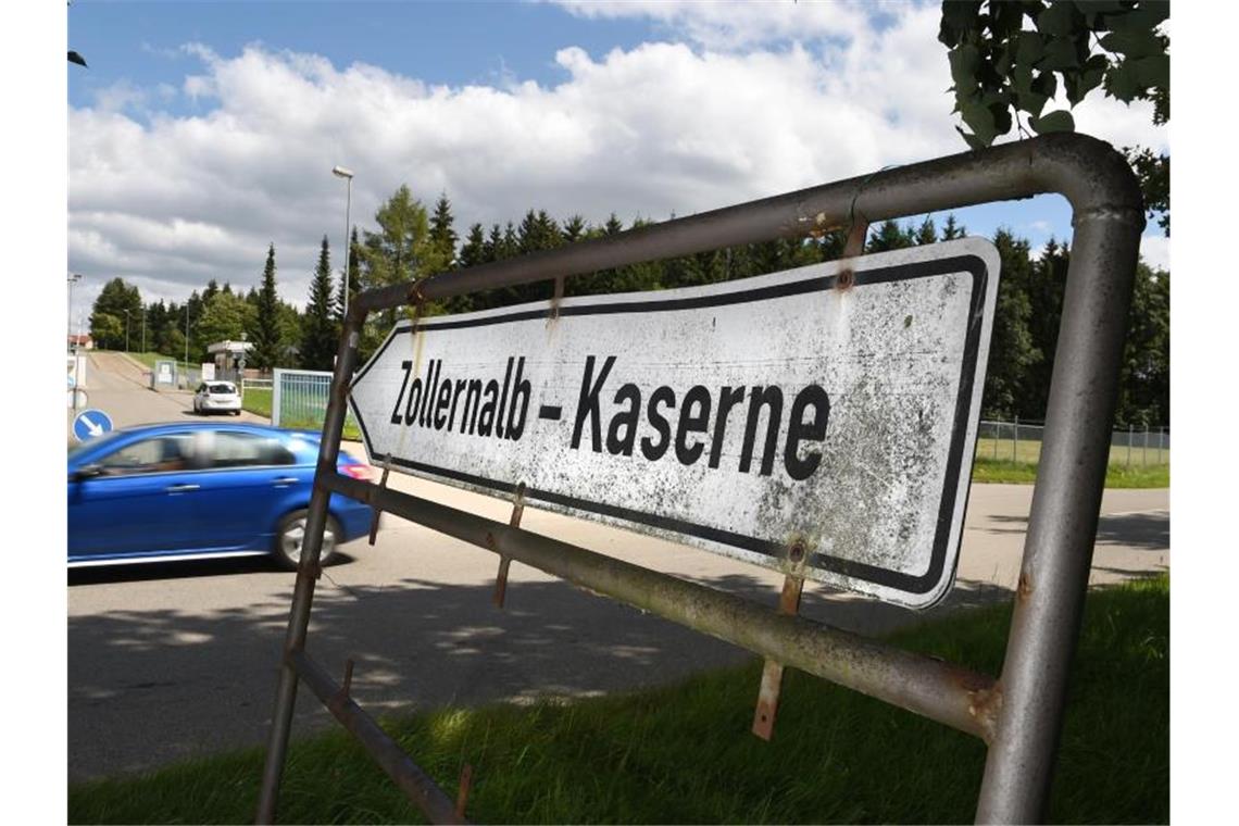 Wieder Flüchtlings-Aufnahme?: Bürgermeister äußert sich Ein Schild mit der Aufschrift „Zollernalb-Kaserne“ weist auf die ehemalige Kaserne hin. Foto: picture alliance / dpa/Archivbild