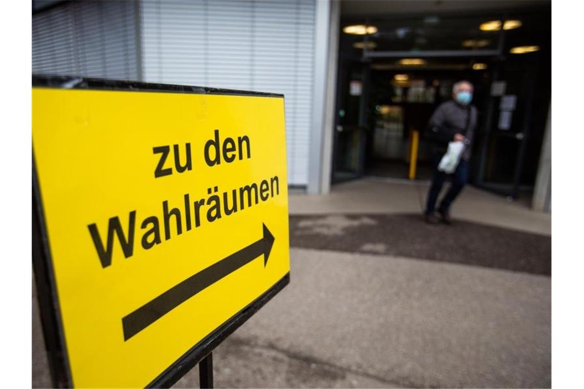 Ein Schild mit der Aufschrift „Zu den Wahlräumen“ in Freiburg. Foto: Philipp von Ditfurth/dpa