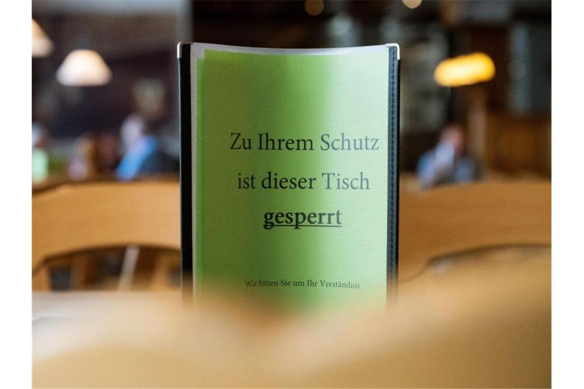 Dehoga-Chef: Fehlende Nachweise der Gäste in der Pandemie Ein Schild mit der Aufschrift "Zu Ihrem Schutz ist dieser Tisch gesperrt" steht in einer Gaststätte. Foto: Marijan Murat/dpa/Archivbild