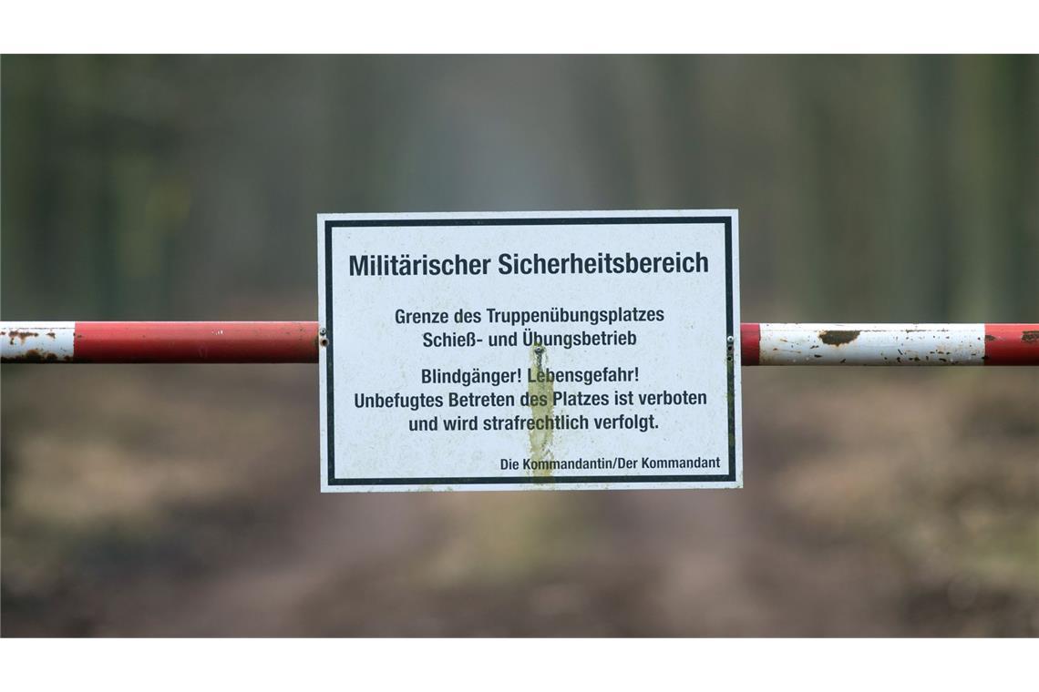 Drohne über Militärgelände abgeschossen Ein Schild mit der Überschrift „Militärischer Sicherheitsbereich“ weist auf das Betretungsverbot eines Truppenübungsplatzes hin. Über einem Militärgelände wurde eine Drohne abgeschossen (Symbolfoto).