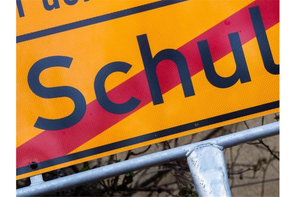 Ein Schild mit einem durchgestrichenen Schriftzug "Schule". Foto: Julian Stratenschulte/dpa/Symboldbild