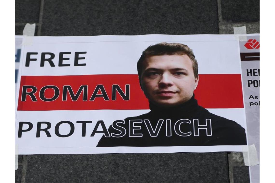 Ein Schild mit einem Porträt des verhafteten belarussischen Journalisten Protassewitsch und der Aufschrift „Befreit Roman Protassewitsch“. Foto: Niall Carson/PA Wire/dpa