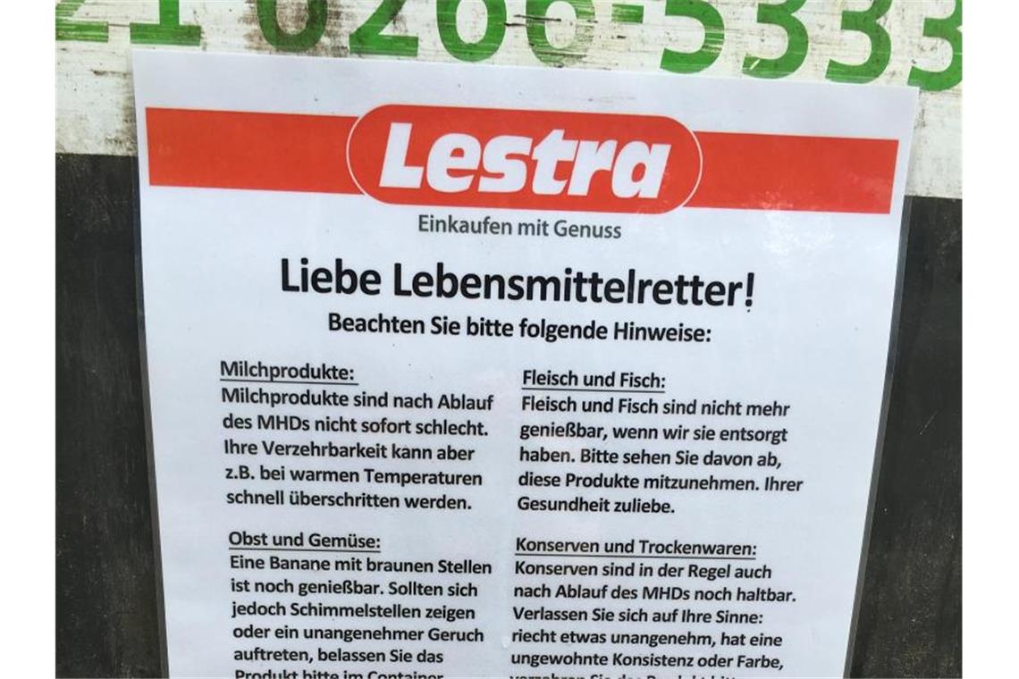Bremer Kaufhaus erlaubt das Containern Ein Schild mit Hinweisen hängt zum sogenannten Containern an einem Müllcontainer am Kaufhaus Lestra. Foto: dpa