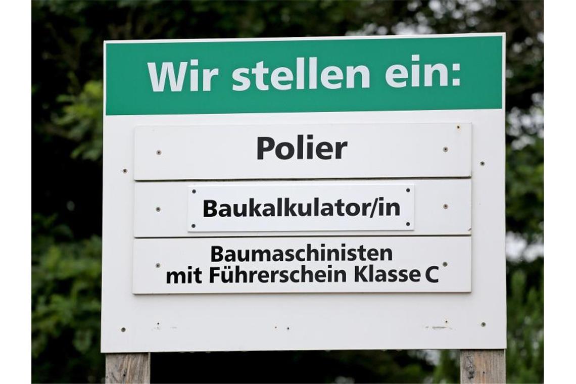 Ein Schild mit Stellenangeboten in Sachsen. Foto: Jan Woitas