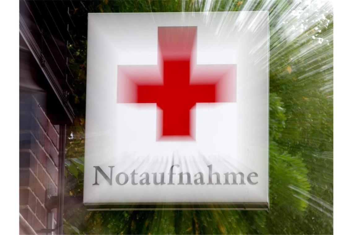 Ein Schild „Notaufnahme“ mit einem roten Kreuz hängt an einem Krankenhaus in Hannover. Viele Pflegekräfte erleben laut Studien Gewalt im Krankenhaus. Foto: picture alliance / dpa