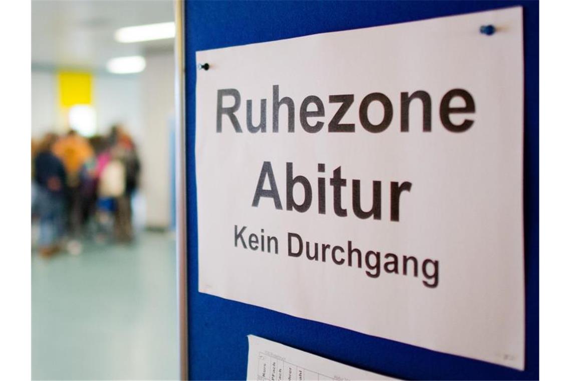Ein Schild „Ruhezone Abitur“ hängt während der Abiturprüfung in einer Schule. Foto: Julian Stratenschulte/Archivbild