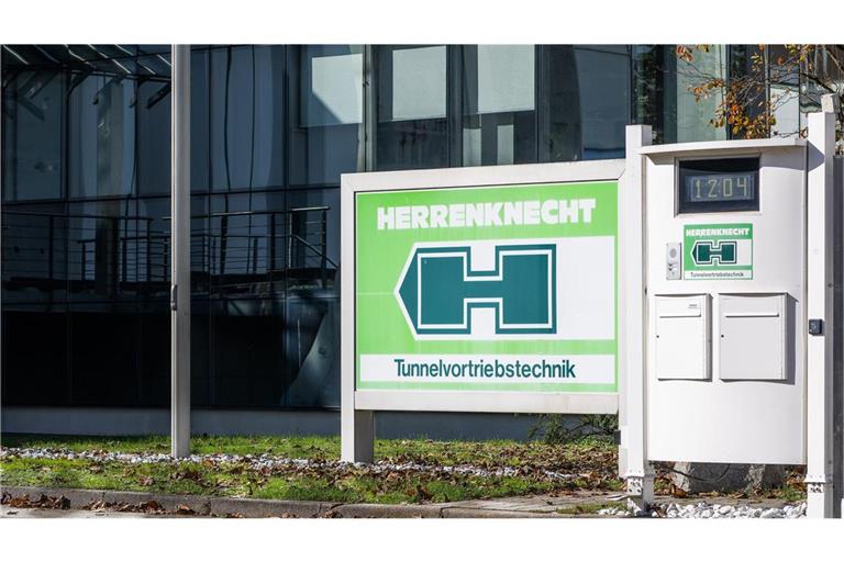 Ein Schild steht auf dem Firmengelände von Herrenknecht. Im Streit um entfernte Blumenkübel in Schwanau bleibt Unternehmer Herrenknecht hart.