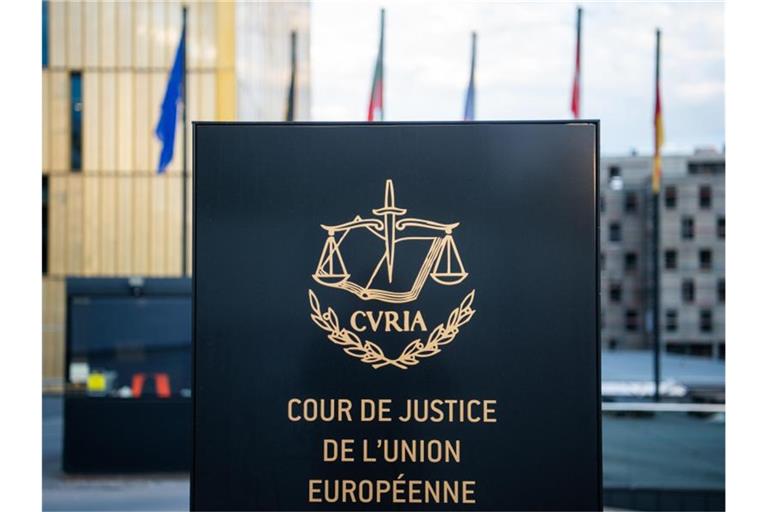 Ein Schild steht mit der Aufschrift „Cour de Justice de l'Union Européenne“ vor dem Europäischen Gerichtshof (EuGH) im Europaviertel auf dem Kirchberg. Foto: Arne Immanuel Bänsch/dpa
