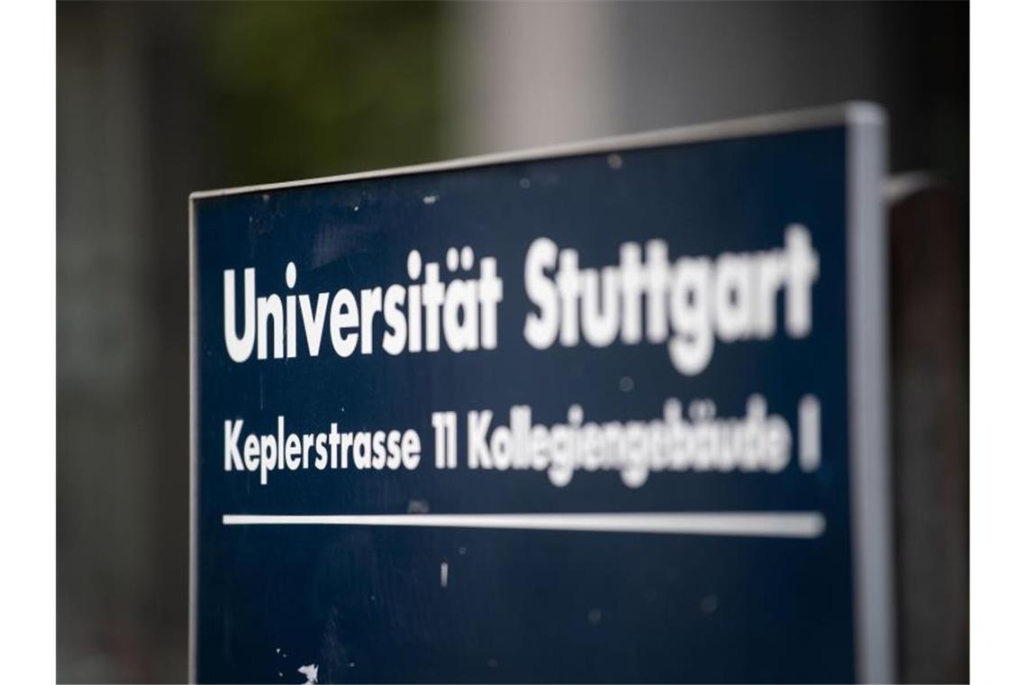 Ein Schild steht vor einem Gebäude der Universität Stuttgart in der Innenstadt. Foto: Marijan Murat/dpa/Archivbild