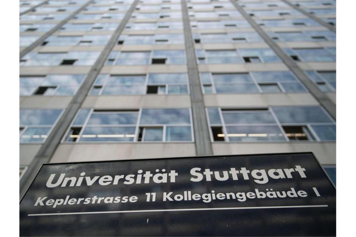 Ein Schild steht vor einem Gebäude der Universität Stuttgart in der Innenstadt. Foto: Marijan Murat/dpa/Archivbild