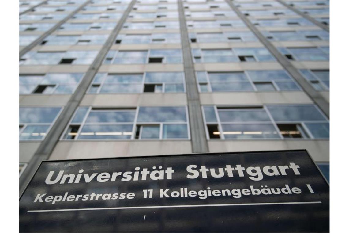 Uni Stuttgart: Tagung von Klimawandelskeptikern abgesagt Ein Schild steht vor einem Gebäude der Universität Stuttgart in der Innenstadt. Foto: Marijan Murat/dpa/Archivbild