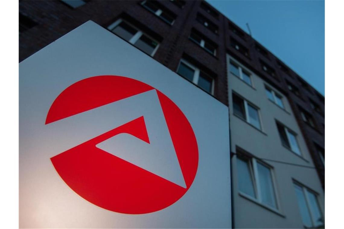 Arbeitslosigkeit im Südwesten weiter rückläufig Ein Schild steht vor einem Standort der Agentur für Arbeit. Foto: Julian Stratenschulte/dpa/Symbolbild