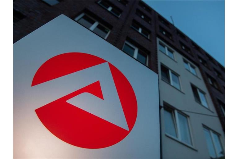 Ein Schild steht vor einem Standort der Agentur für Arbeit. Foto: Julian Stratenschulte/dpa/Symbolbild