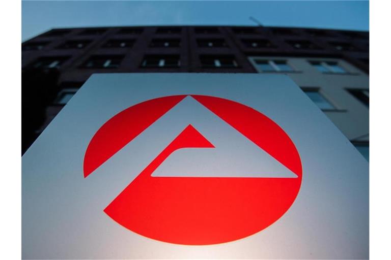 Ein Schild steht vor einem Standort der Agentur für Arbeit. Foto: Julian Stratenschulte/dpa/Symbolbild