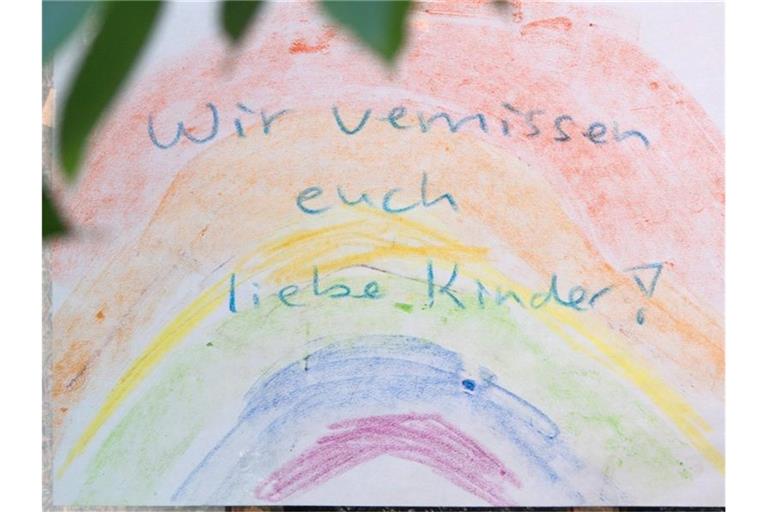 Ein Schild trägt die Aufschrift „Wir vermissen euch liebe Kinder!“. Foto: Gregor Bauernfeind/dpa/Archivbild