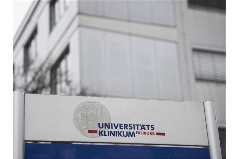 Ein Schild „Universitätsklinikum Freiburg“ steht vor einem Gebäude. Foto: Patrick Seeger/dpa/Archivbild