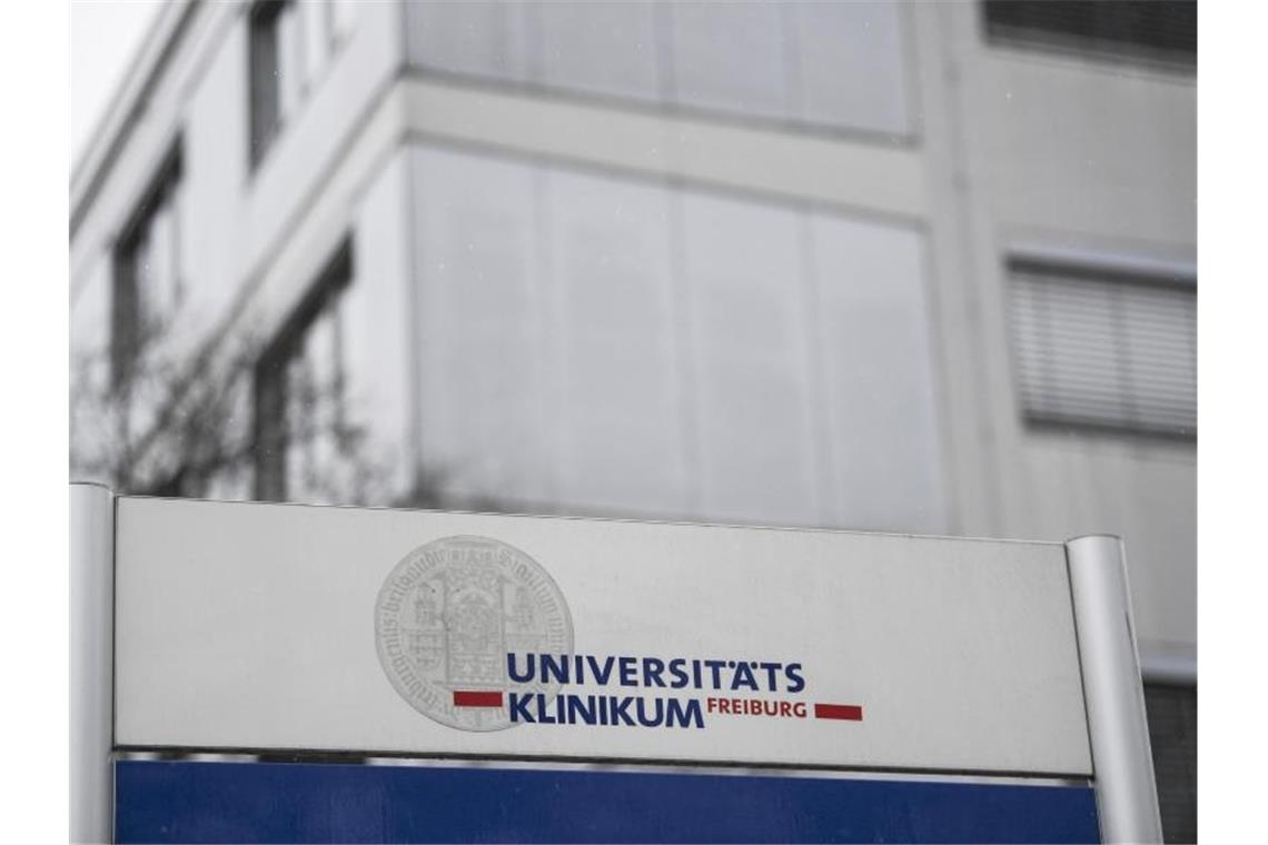 Ein Schild „Universitätsklinikum Freiburg“ steht vor einem Gebäude. Foto: Patrick Seeger/dpa/Archivbild
