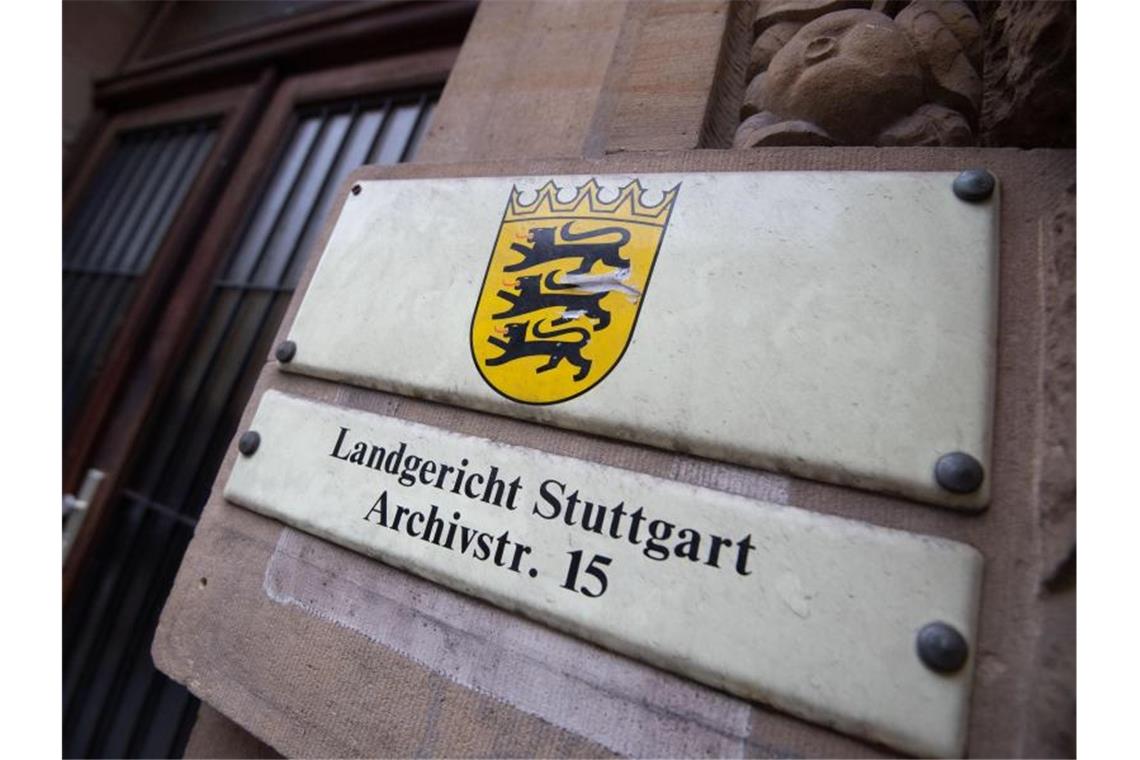 Ein Schild verweist auf das Landgericht in Stuttgart. Foto: Marijan Murat/dpa/Archivbild