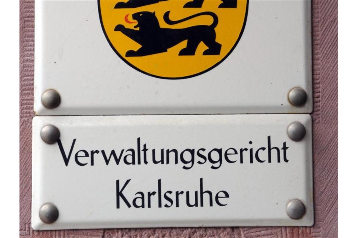 Corona drückt Asylverfahren am Verwaltungsgericht Karlsruhe Ein Schild verweist auf das Verwaltungsgericht Karlsruhe. Foto: Uli Deck/dpa/Archivbild
