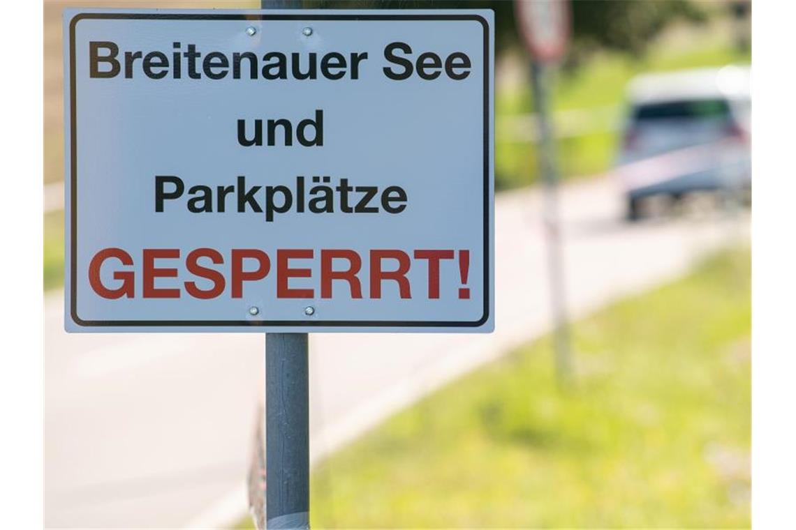 Ein Schild verweist auf die Sperrung des Breitenauer Sees. Foto: Sebastian Gollnow/dpa