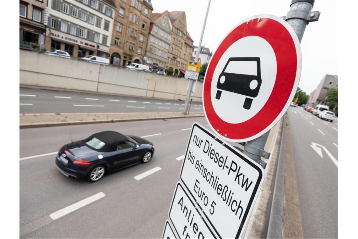 Ein Schild verweist auf ein Fahrverbot für Diesel der Abgasnorm Euro 5 und schlechter. Foto: Marijan Murat/dpa/Archivbild