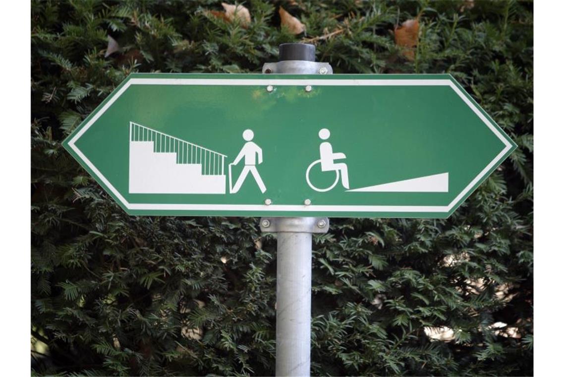 Ein Schild verweist auf eine Auffahrts-Rampe für Rollstuhlfahrer. Foto: Fredrik von Erichsen/dpa/Symbolbild