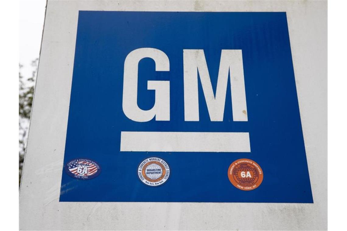 Ein Schild von GM hängt an einem Werk von General Motors. Der größte US-Autobauer General Motors (GM) muss 5,9 Millionen Fahrzeuge in den USA zurückrufen. Foto: Matt Rourke/AP/dpa