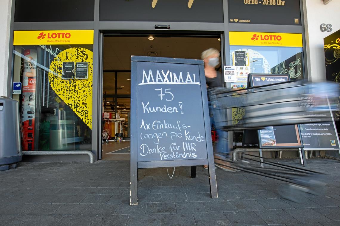 Ein Schild vor dem Edeka-Markt in der Gartenstraße weist darauf hin, dass maximal 75 Kunden den Laden betreten dürfen. Foto: A. Becher
