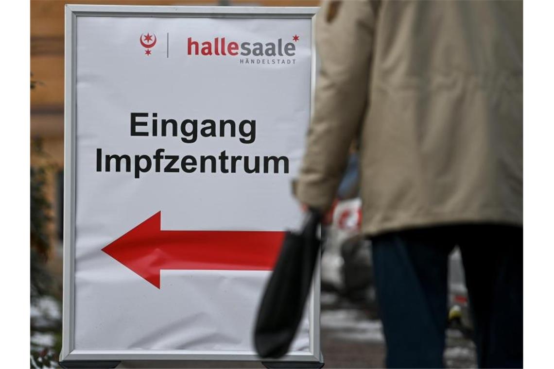 Ein Schild vor dem Impfzentrum in Halle/Saale weist den Weg zum Eingang. Gibt es bald Privilegien für bereits Geimpfte?. Foto: Hendrik Schmidt/dpa-Zentralbild/dpa