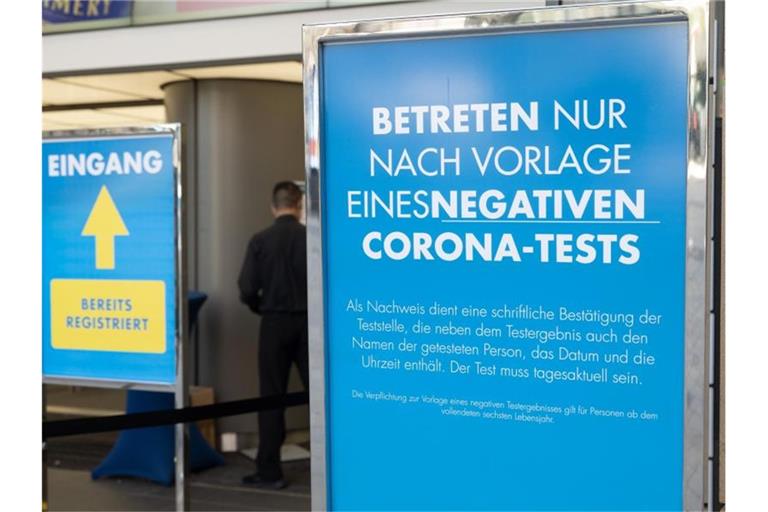 Ein Schild vor einer Filiale von Galeria Kaufhof Filiale in Dortmund weist auf die Testpflicht hin. Foto: Bernd Thissen/dpa