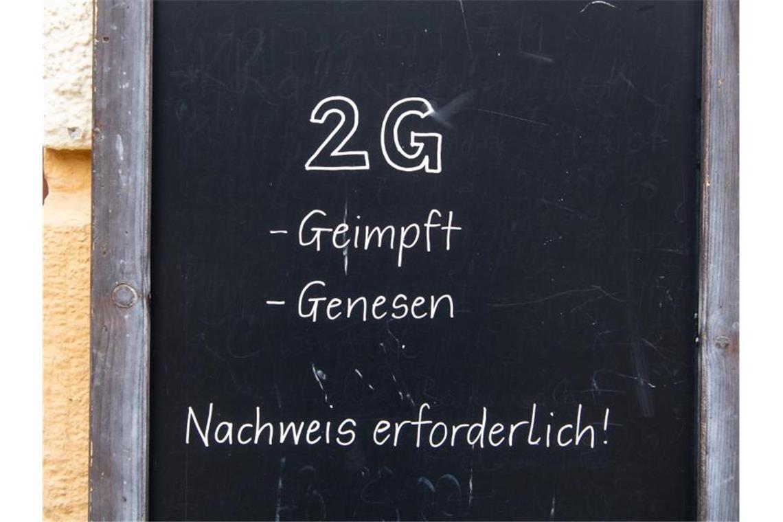 Ein Schild vor einer Gaststätte weist auf die 2G-Regelung hin. Foto: Sven Hoppe/dpa