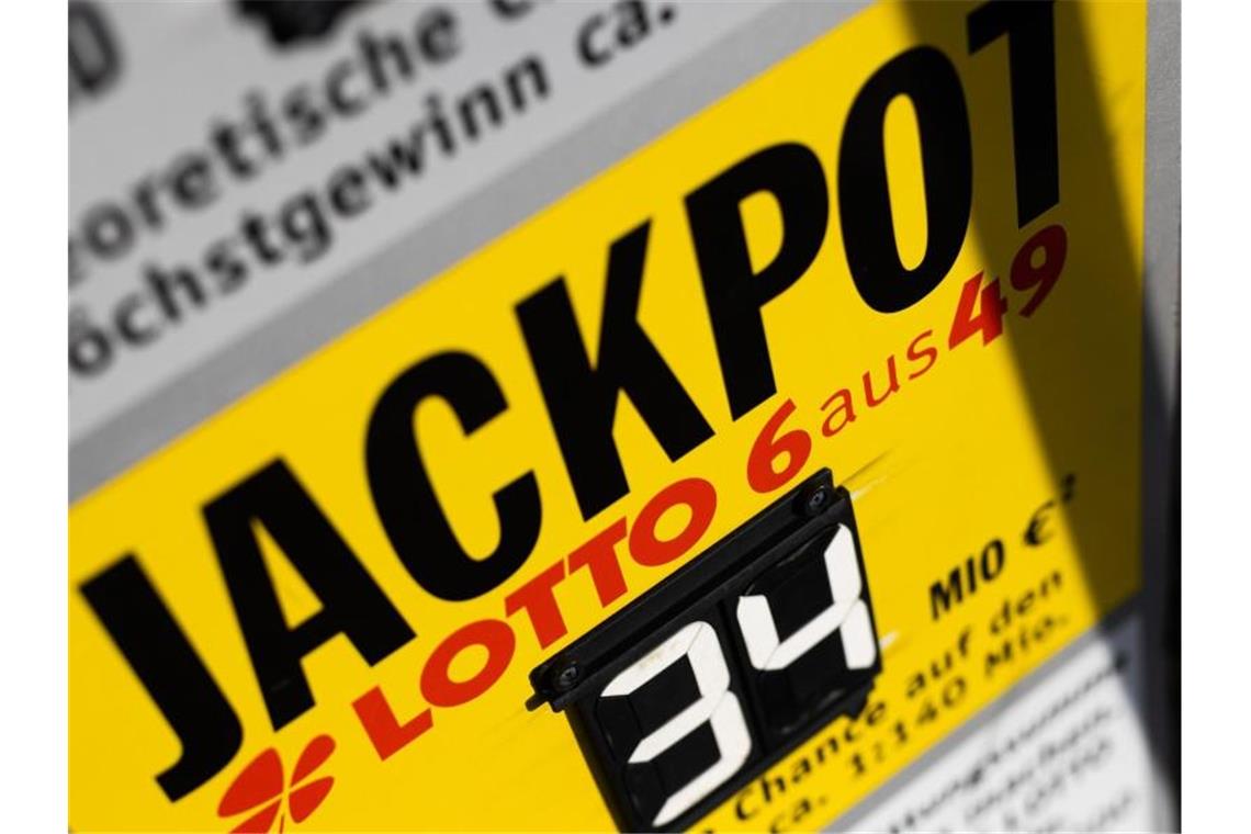 181 neue Lotto-Millionäre in einem Jahr Ein Schild vor einer Lotto-Annahmestelle weist auf den aktuellen Jackpot von 34 Millionen Euro hin. Foto: Philipp von Ditfurth/dpa