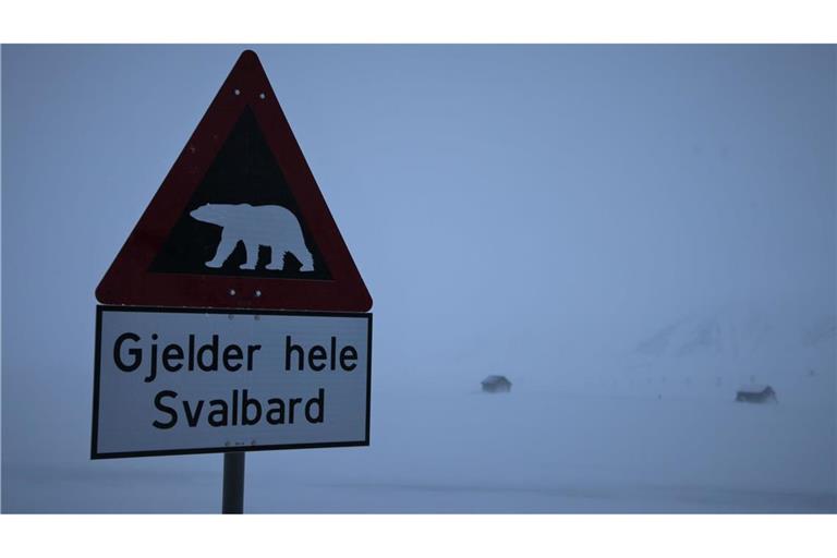 Ein Schild warnt auf Spitzbergen vor Eisbären. (Symbolbild)