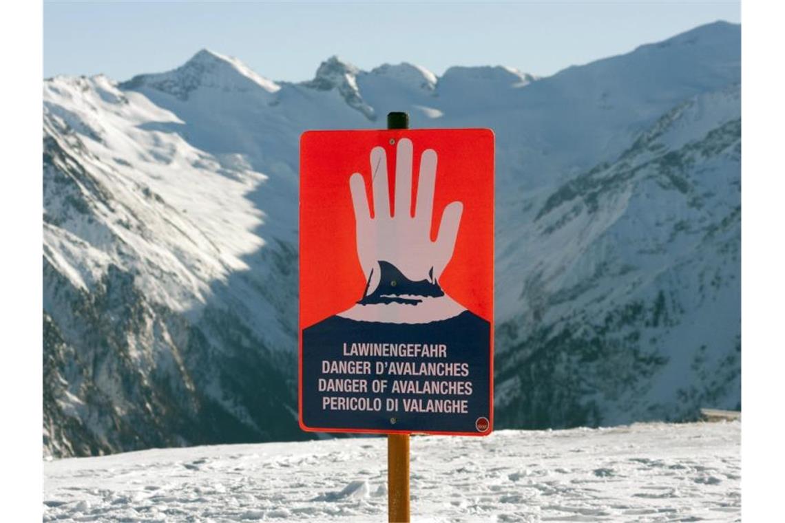 Sechs Menschen sterben nach Lawinenabgängen in Österreich Ein Schild warnt neben einer Skipiste vor Lawinengefahr. Foto: Frank Rumpenhorst/dpa