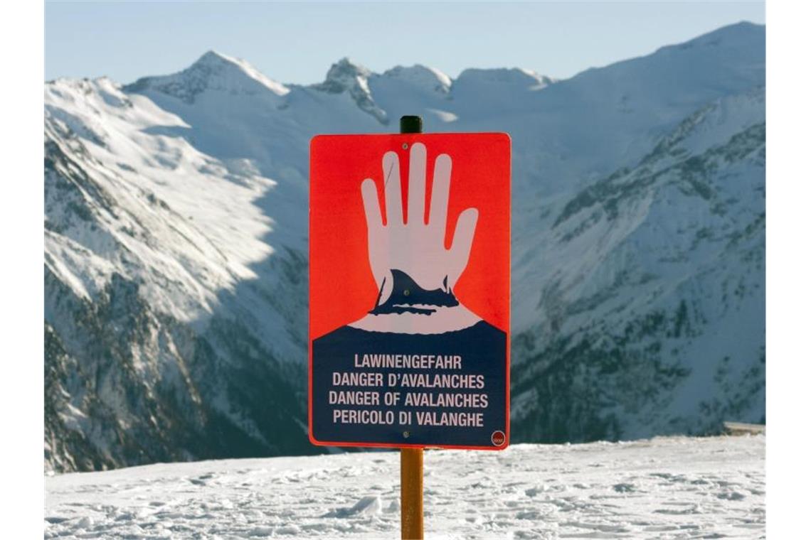 Ein Schild warnt neben einer Skipiste vor Lawinengefahr. Foto: Frank Rumpenhorst/dpa