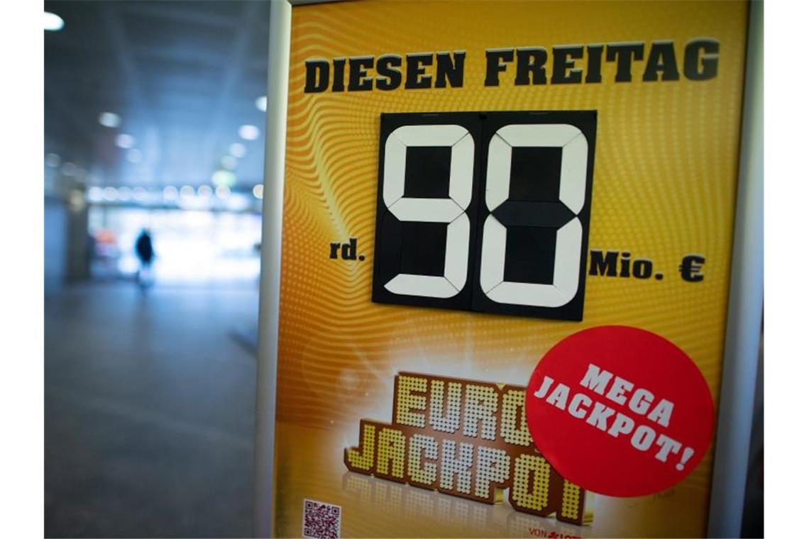 Erste Lotto-Million in diesem Jahr geht nach Lahr Ein Schild weißt auf den Eurojackpot von rund 90 Millionen Euro hin. Foto: Federico Gambarini/dpa/Symbolbild