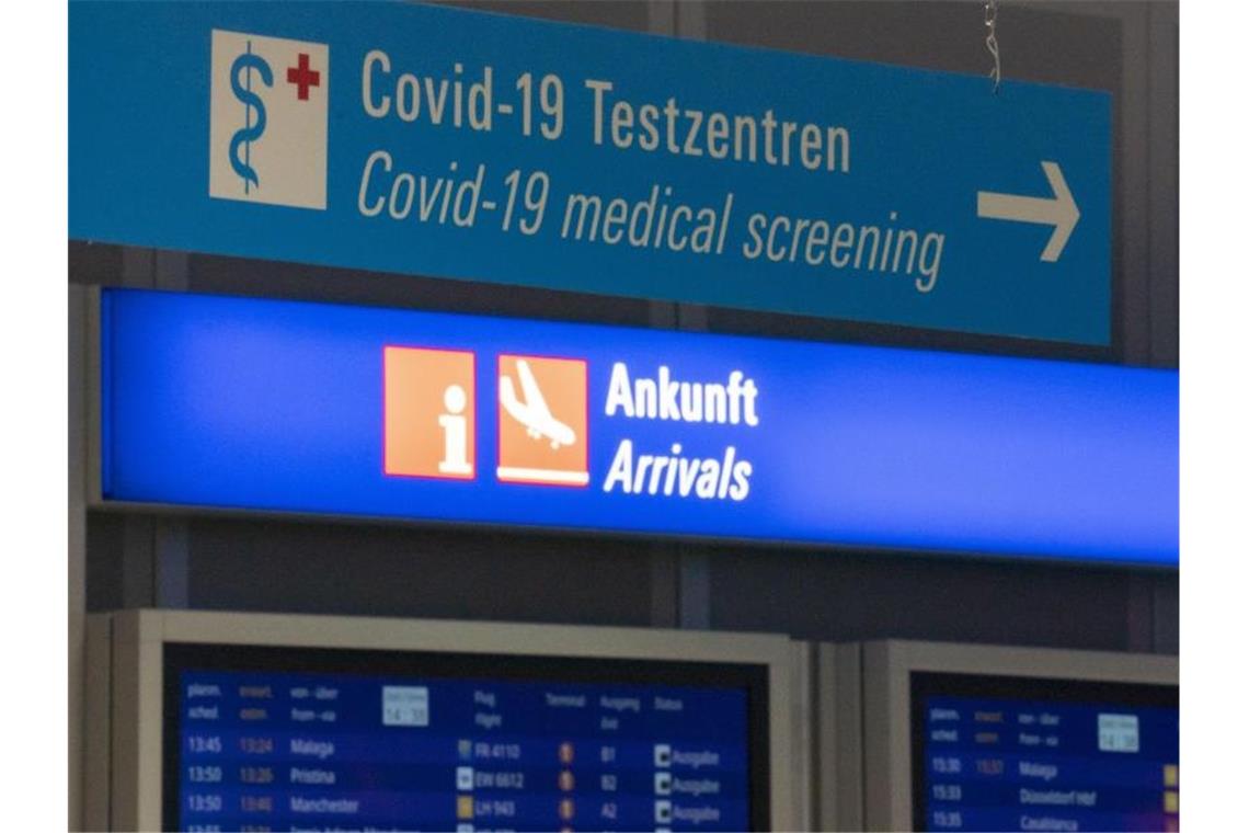 Ein Schild weist am Frankfurter Flughafen den Weg zum Covid-19-Testzentrum. Foto: Frank Rumpenhorst/dpa