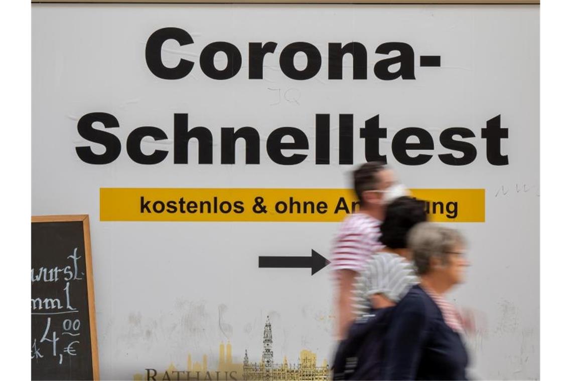 Ein Schild weist am Münchner Rathaus den Weg zu einem Testcenter. Foto: Peter Kneffel/dpa