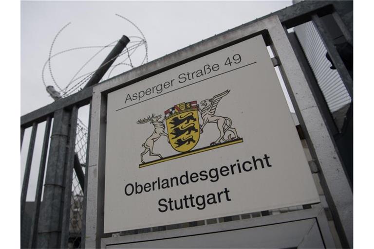 Ein Schild weist am Zaun des Gerichtsgeländes auf das Oberlandesgericht hin. Foto: Marijan Murat/dpa/Archivbild