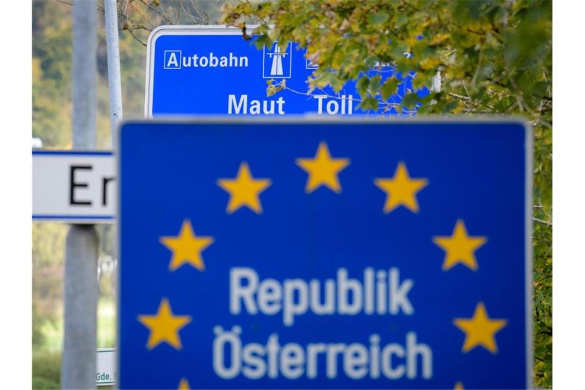 Ein Schild weist an der Autobahn bei Kufstein in Tirol auf die in Österreich geltende Maut hin. Foto: Matthias Balk/dpa