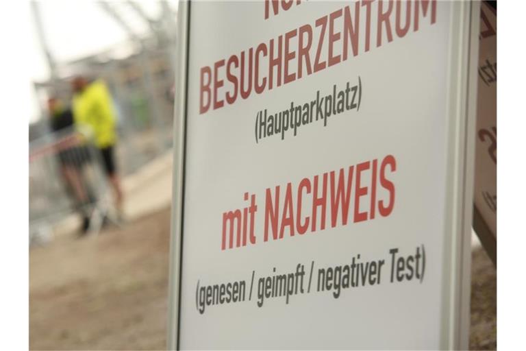 Ein Schild weist an der Hängebrücke an der Rappbode Talsperre darauf hin, dass Besucher und Ausflügler für den Besuch einen negativen Corona Test benötigen. Die Gesundheitsämter in Deutschland haben dem Robert Koch-Institut (RKI) binnen eines Tages 3852 Corona-Neuinfektionen gemeldet. Foto: Matthias Bein/dpa-Zentralbild/dpa