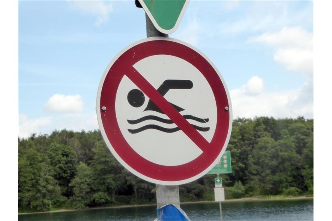 Behörde: Badeverbote am Rhein werden häufig ignoriert Ein Schild weist an einem Gewässer auf ein Badeverbot hin. Foto: Stefanie Paul/dpa/Symbolbild