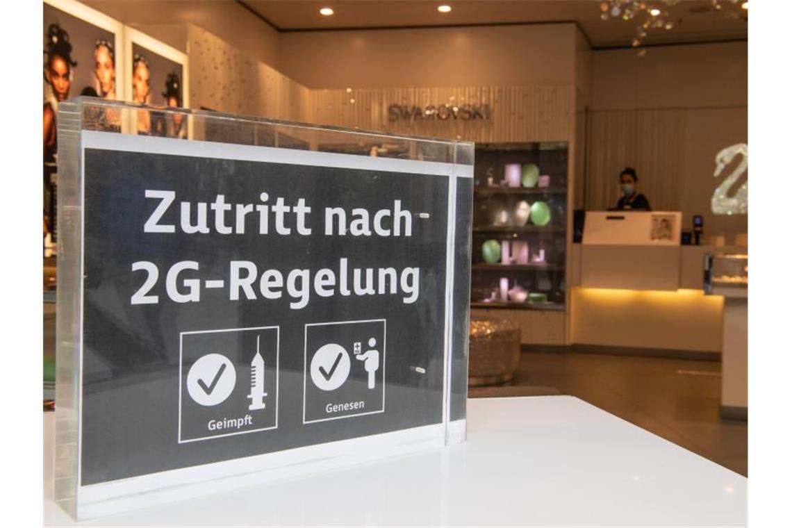 Südwest-Einzelhandel fordert Aufhebung von 2G-Regel Ein Schild weist an einem Ladengeschäft auf die bestehende 2G-Regelung hin. Foto: Julia Cebella/dpa/Archivbild